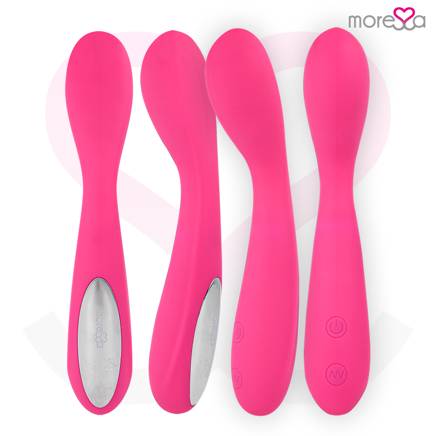 Cuatro juguetes de varita vibratoria rosa mostrados en diferentes ángulos con detalles plateados.