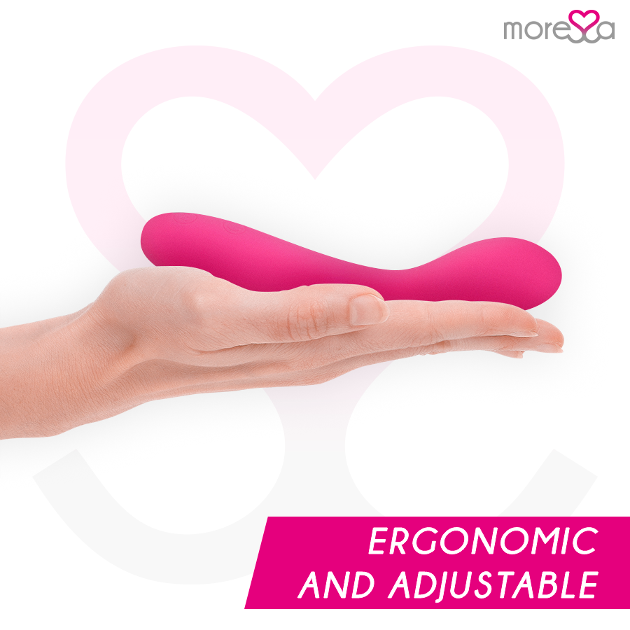 Una mano sostiene un masajeador rosa y ergonómico sobre un fondo blanco con un corazón.