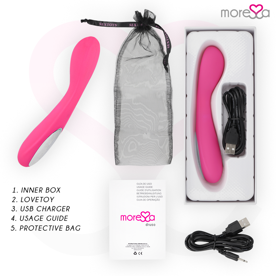 Masajeador rosa, bolsa de almacenamiento, cargador USB y manual sobre fondo blanco.