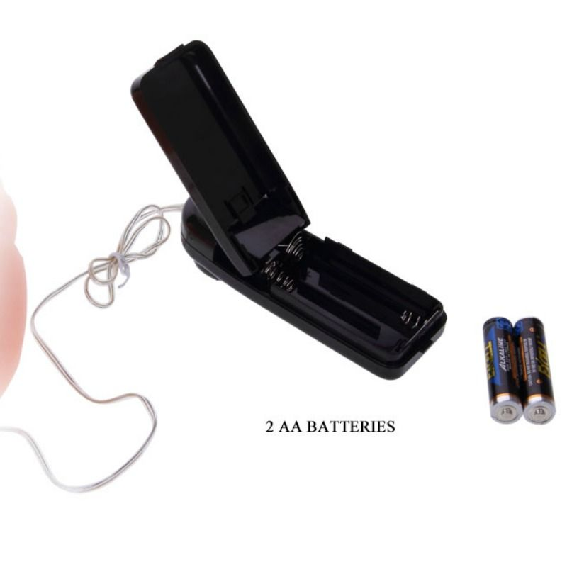 Ein offenes schwarzes Batteriefach für zwei AA-Batterien mit angeschlossenem Kabel.