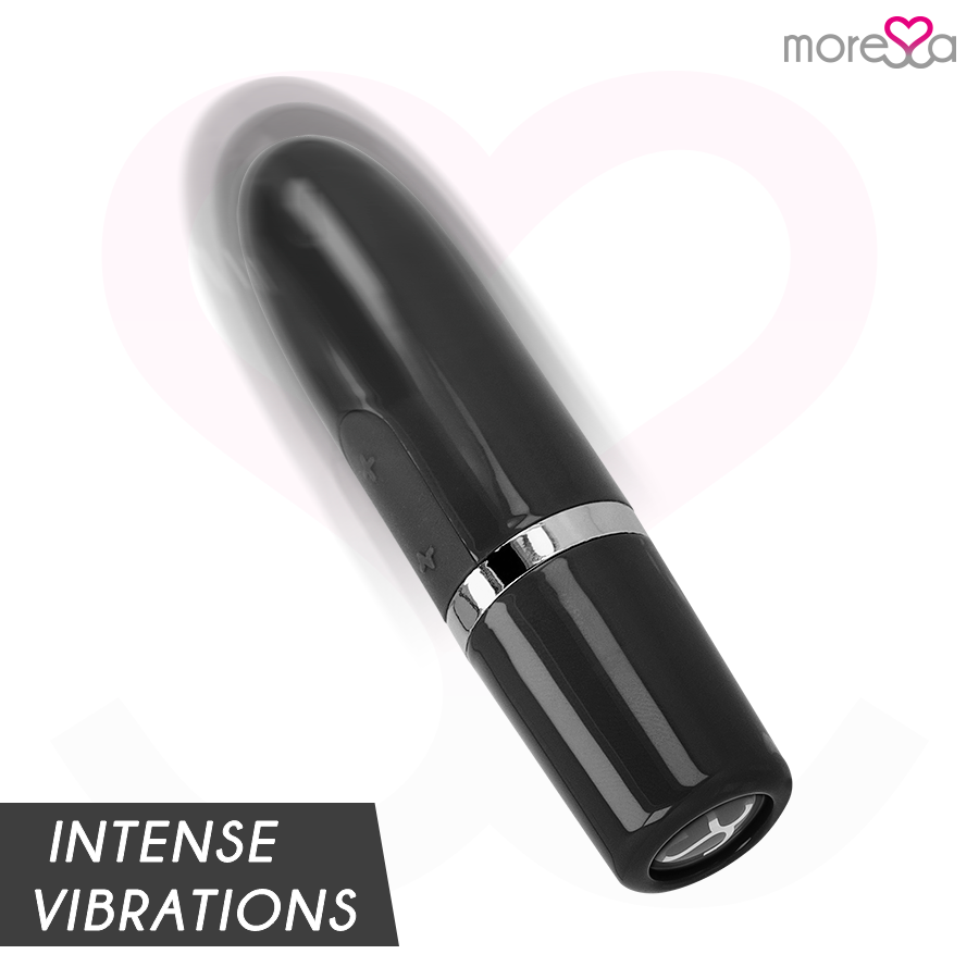 Un mini vibrador negro con un anillo plateado sobre fondo blanco con corazón rosa.
