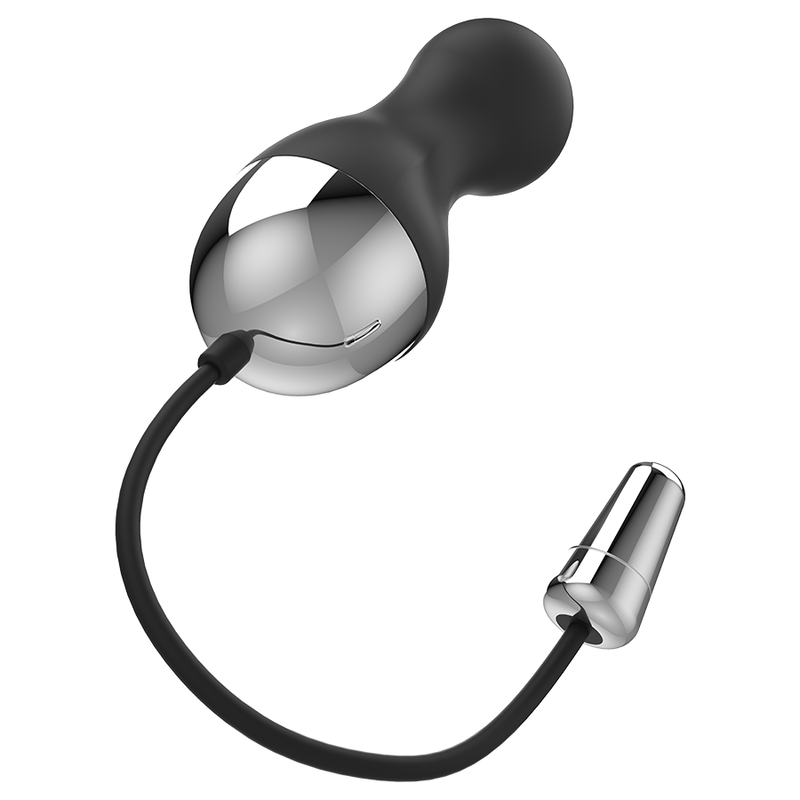 Ein glänzender, verchromter und schwarzer Plug mit einem geschwungenen Kabel und silbernem Ende auf weißem Grund.