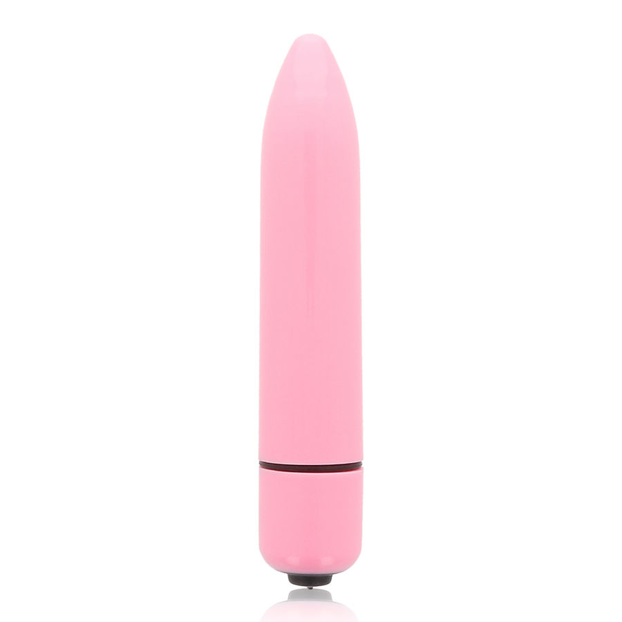 Un vibrador bala rosa y liso se encuentra verticalmente sobre un fondo blanco.