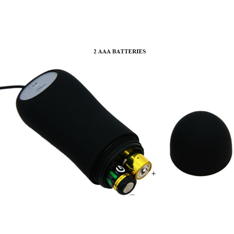 Ein schwarzes zylindrisches Gerät mit abgenommener Kappe zeigt zwei AAA-Batterien im Inneren vor weißem Hintergrund.