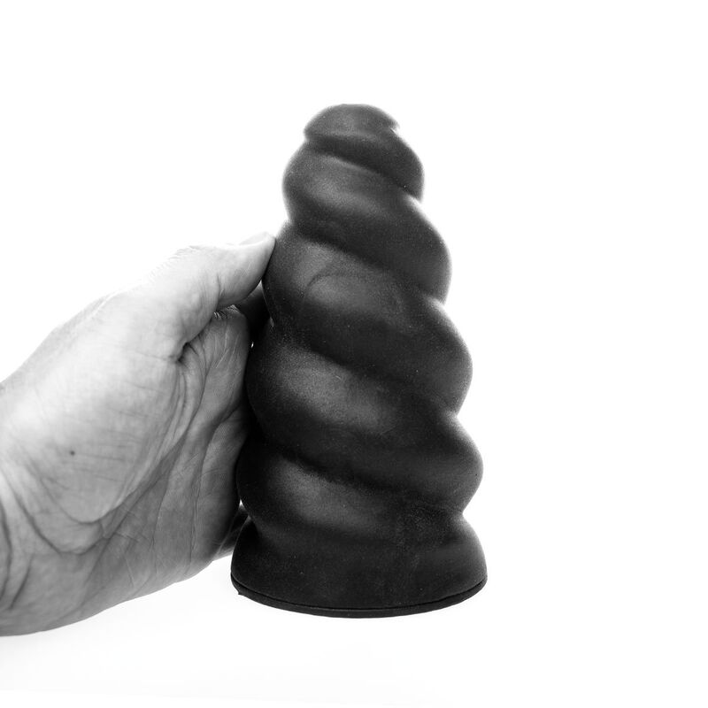 Eine schwarz-weiße Aufnahme einer Hand, die ein großes, spiralförmiges Objekt vor weißem Hintergrund hält.