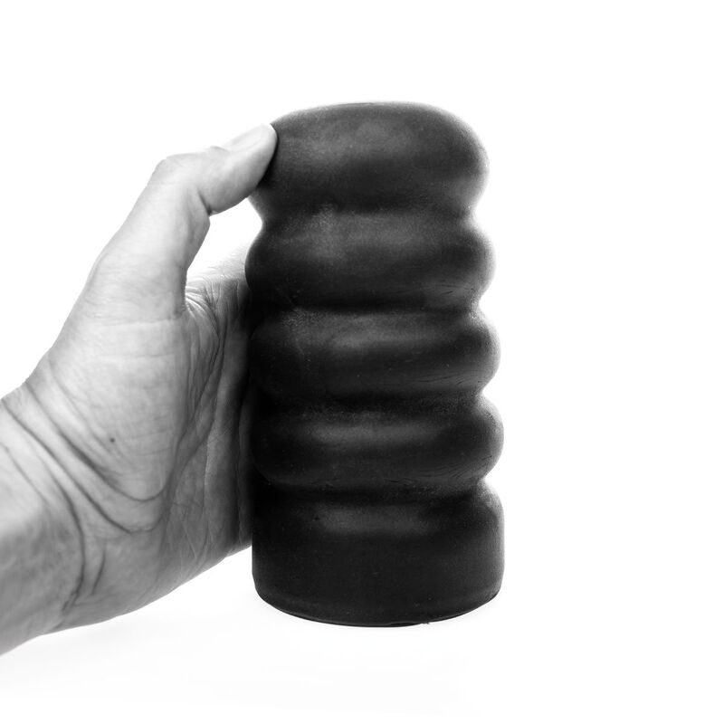 Eine Hand hält einen gerippten, zylindrischen schwarzen Gegenstand vor weißem Hintergrund.