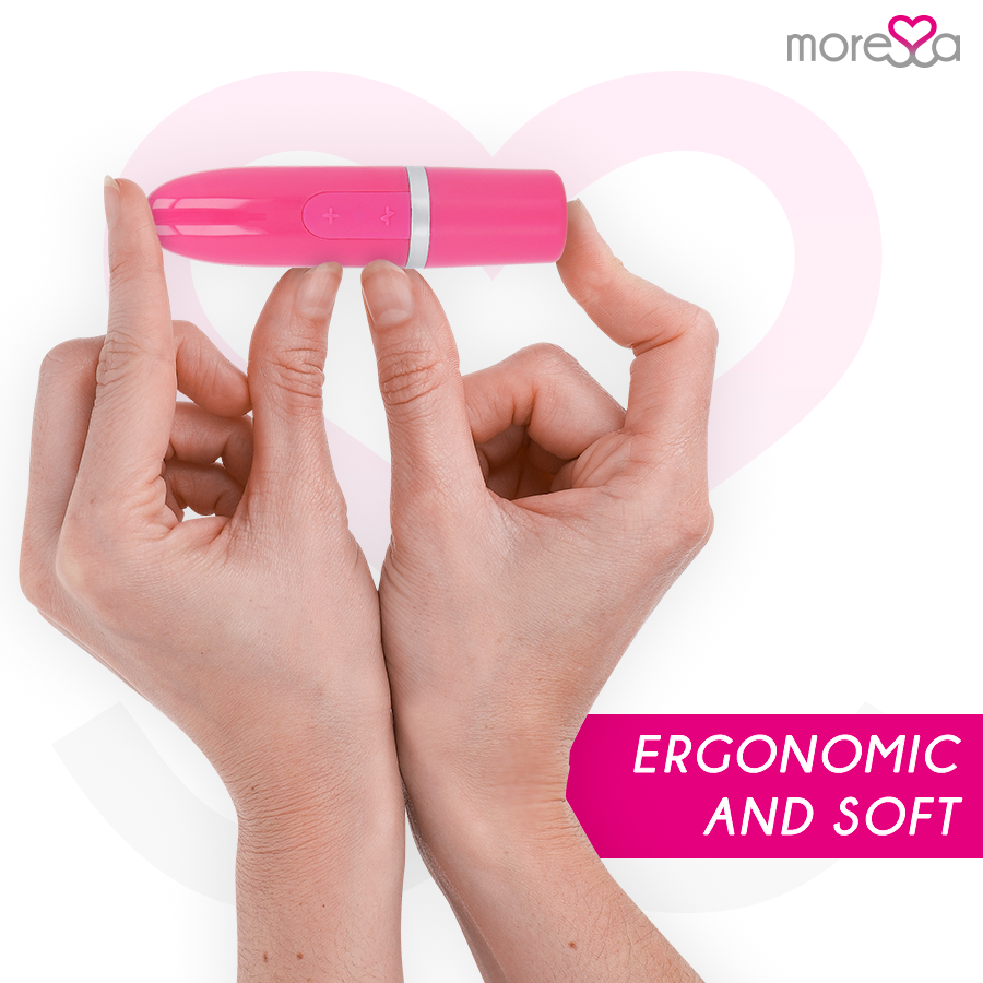 Zwei Hände halten ein kleines pinkes Gerät vor einem herzförmigen Hintergrund. Text: ERGONOMIC AND SOFT.