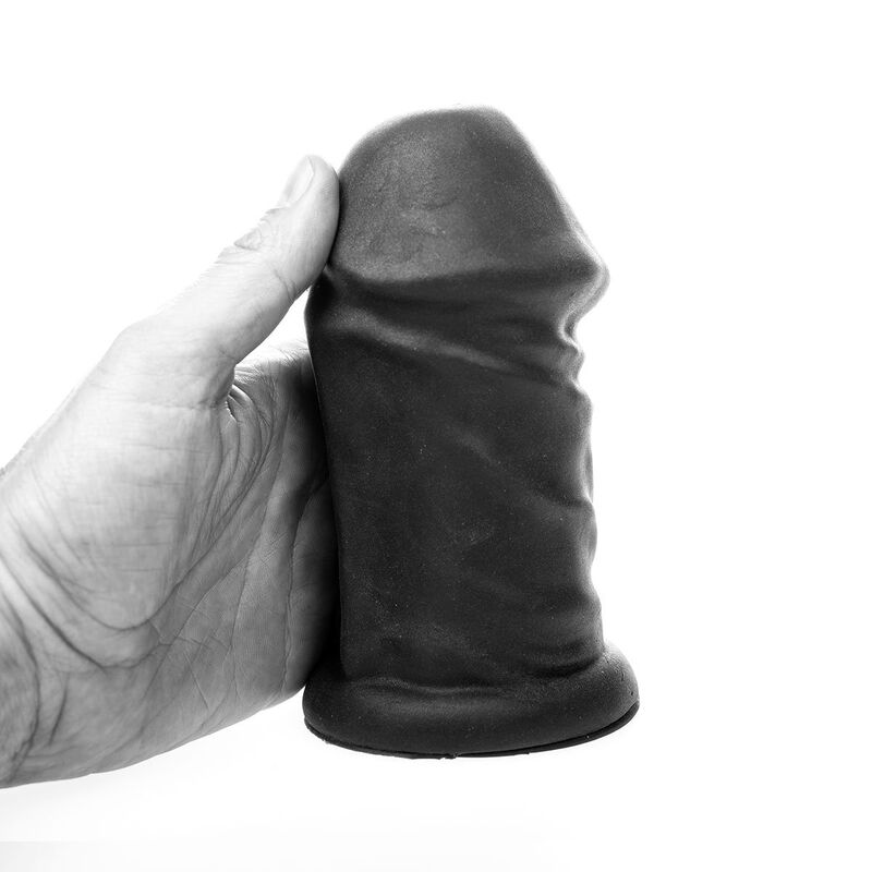 Eine Hand hält ein strukturiertes, schwarzes Silikon-Phallusspeilzeug vor weißem Hintergrund.