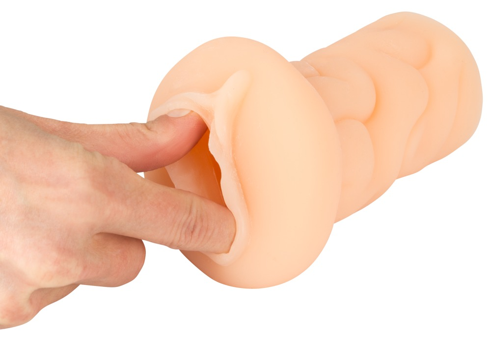 Eine Hand greift in ein texturiertes, fleischfarbenes Sextoy auf weißem Grund.