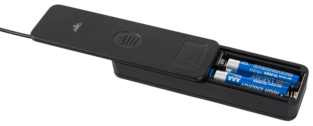 Ein offenes schwarzes Batteriefach zeigt zwei blaue AAA-Batterien, verbunden mit einem Kabel auf weißem Hintergrund.