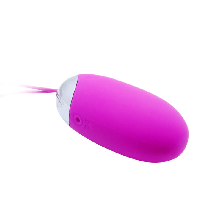 Ein längliches, pinkes Eier-Vibrator-Gerät mit einer silbernen Kappe und einem pinken Kabel auf weißem Hintergrund.