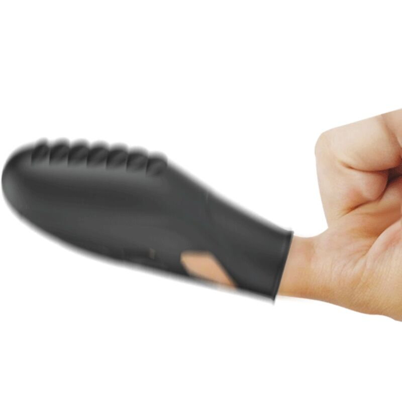 Una mano lleva un accesorio negro en forma de dedo con protuberancias sobre un fondo blanco.