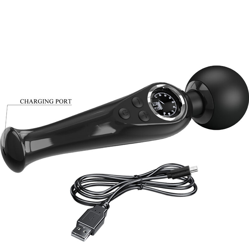 Un masajeador varita negro con pantalla digital y su cable de carga USB sobre fondo blanco.