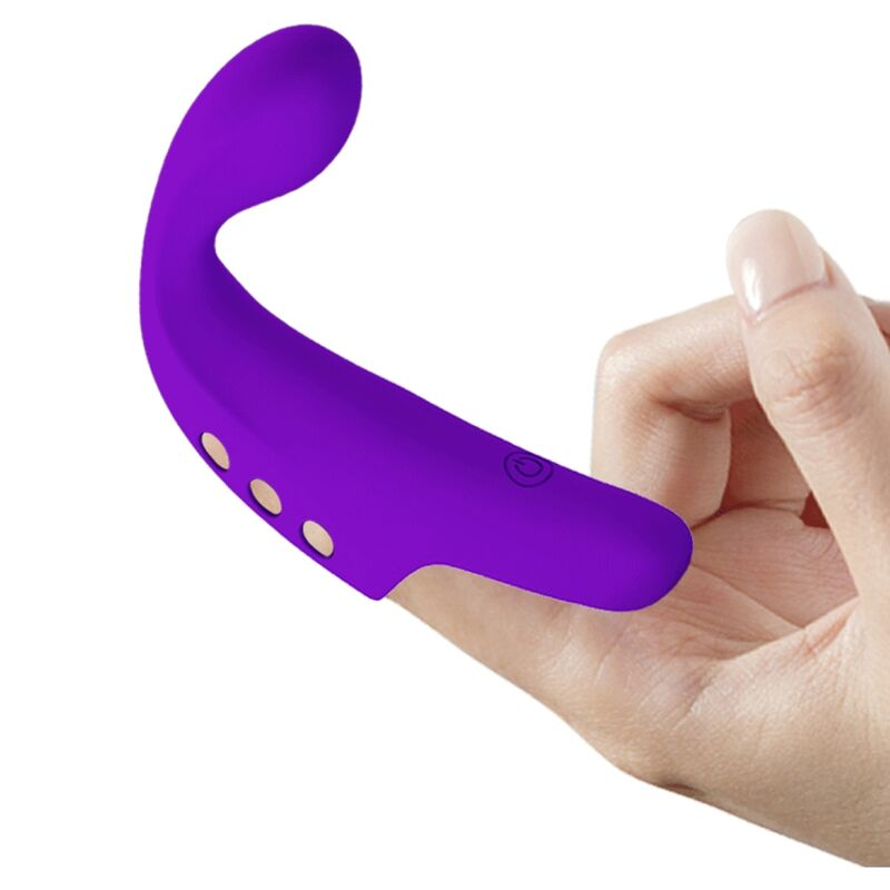 Una mano sostiene un dispositivo de bienestar morado y curvado con tres botones redondos sobre fondo blanco.