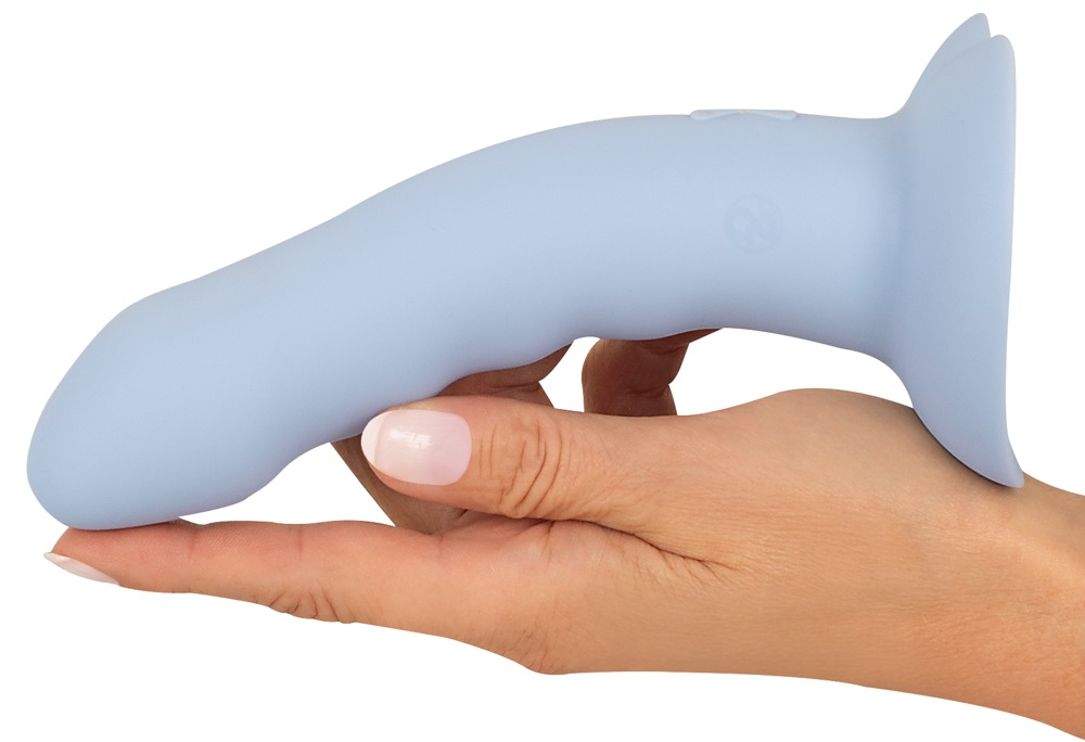 Eine Hand hält ein geschwungenes, hellblaues Sexspielzeug aus Silikon vor weißem Hintergrund.