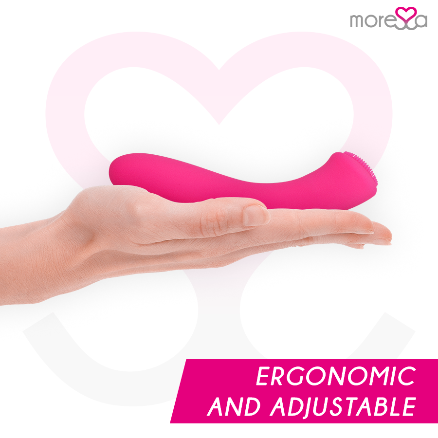 Eine Hand hält ein rosa ergonomisches Massagegerät vor weißem Hintergrund.