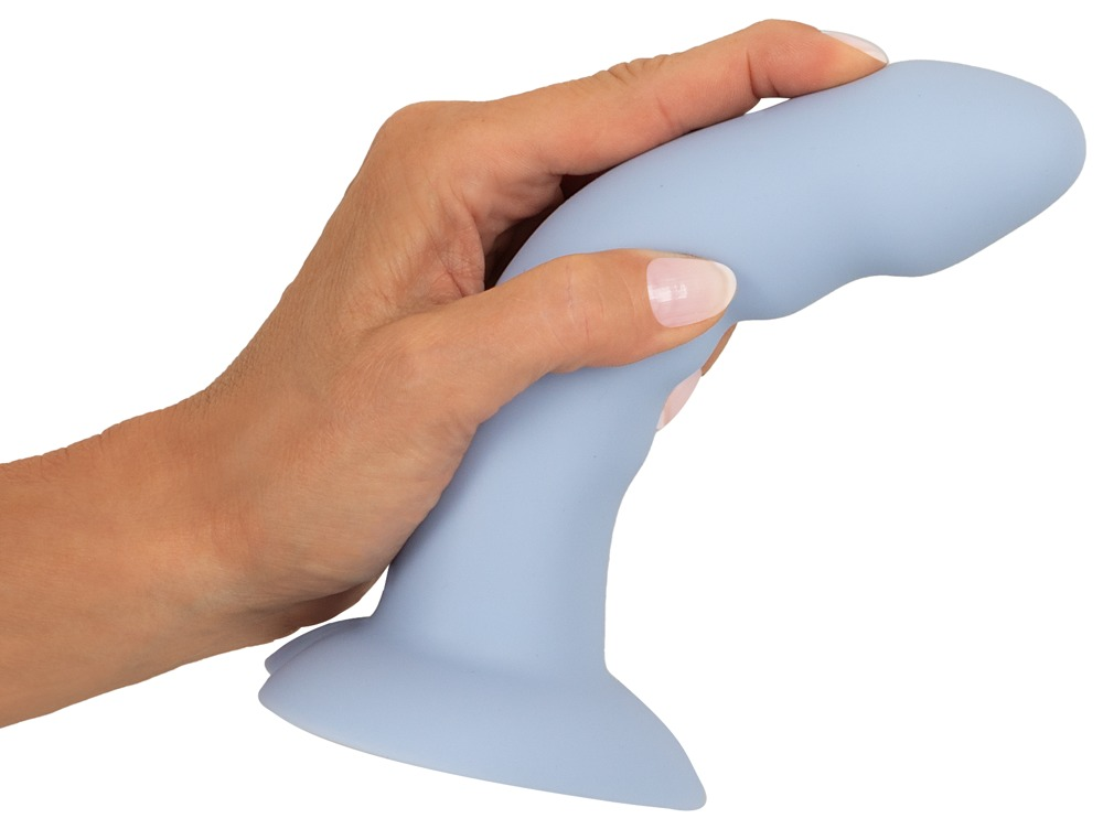 Eine Hand hält ein hellblaues, ergonomisch geformtes Sexspielzeug mit Saugnapf vor weißem Hintergrund.