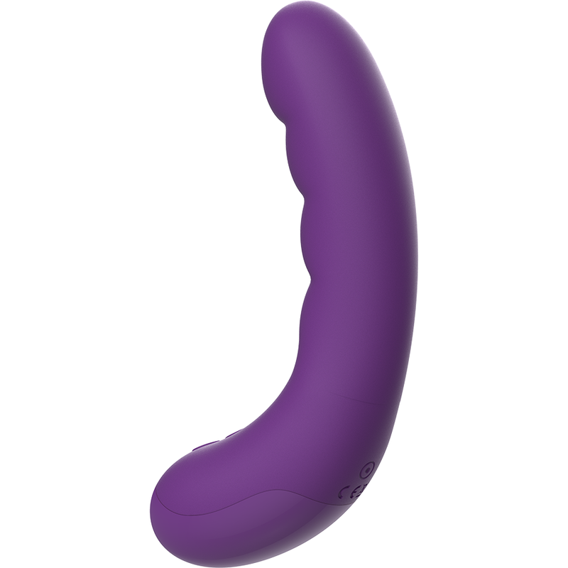 Un juguete para adultos de silicona morado y curvado sobre un fondo blanco.