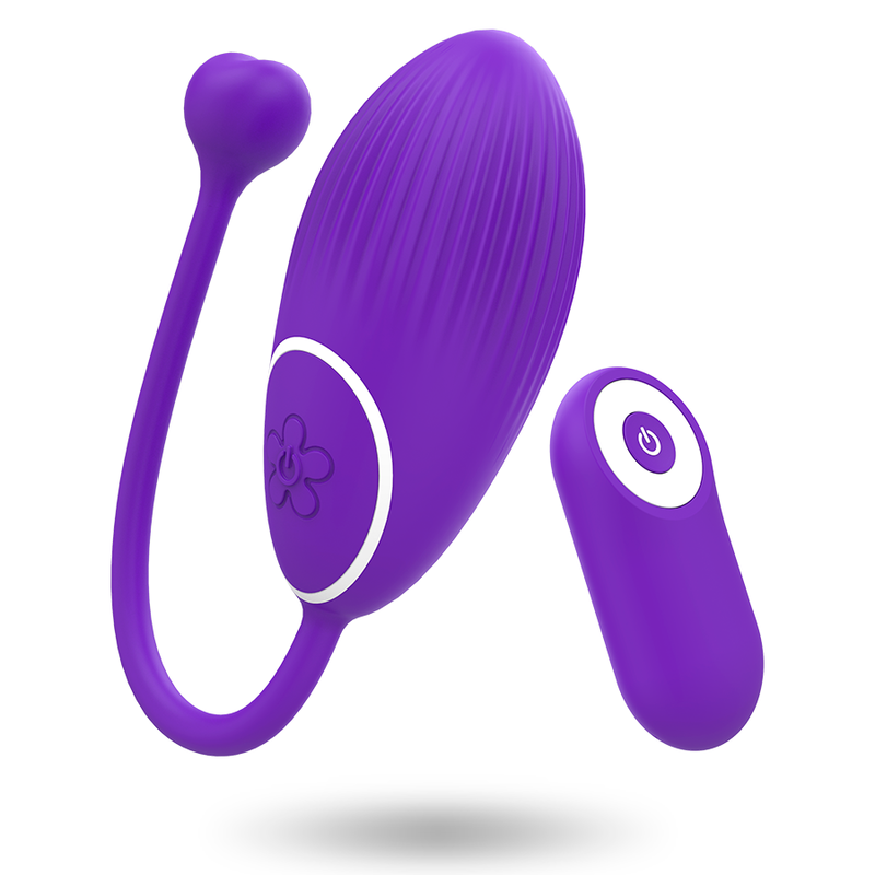 Dispositivo vibrador de silicona morado con control remoto sobre fondo blanco.