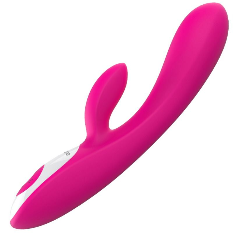 Un dispositivo de bienestar rosa y curvado de doble extremo con una base blanca sobre un fondo claro.