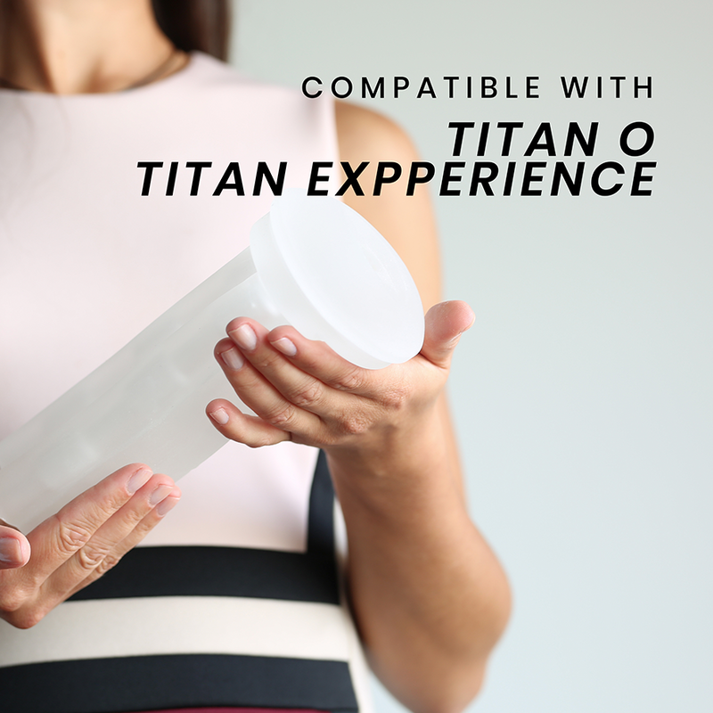 Eine Frau in einem gestreiften Kleid hält ein weißes zylindrisches Objekt, Text COMPATIBLE WITH TITAN O EXXPENCE.