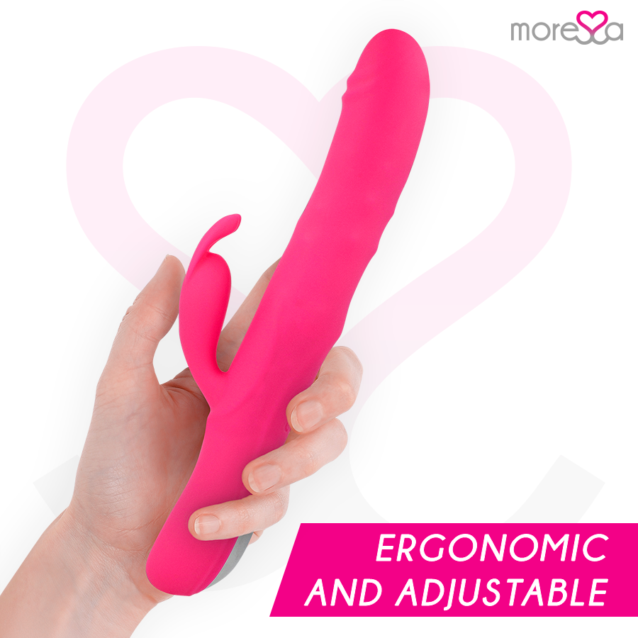 Eine Hand hält einen pinken, ergonomischen Vibrator vor einem Hintergrund mit einem Herzsymbol.