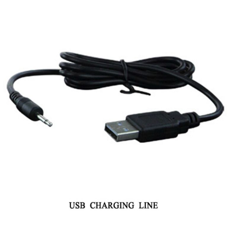 Un cable de carga USB negro con un conector USB estándar en un extremo y un conector jack en el otro.