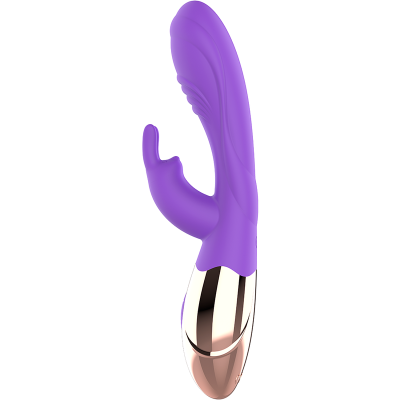 Un juguete sexual de silicona morada con dos brazos vibrantes y base dorada sobre fondo blanco.