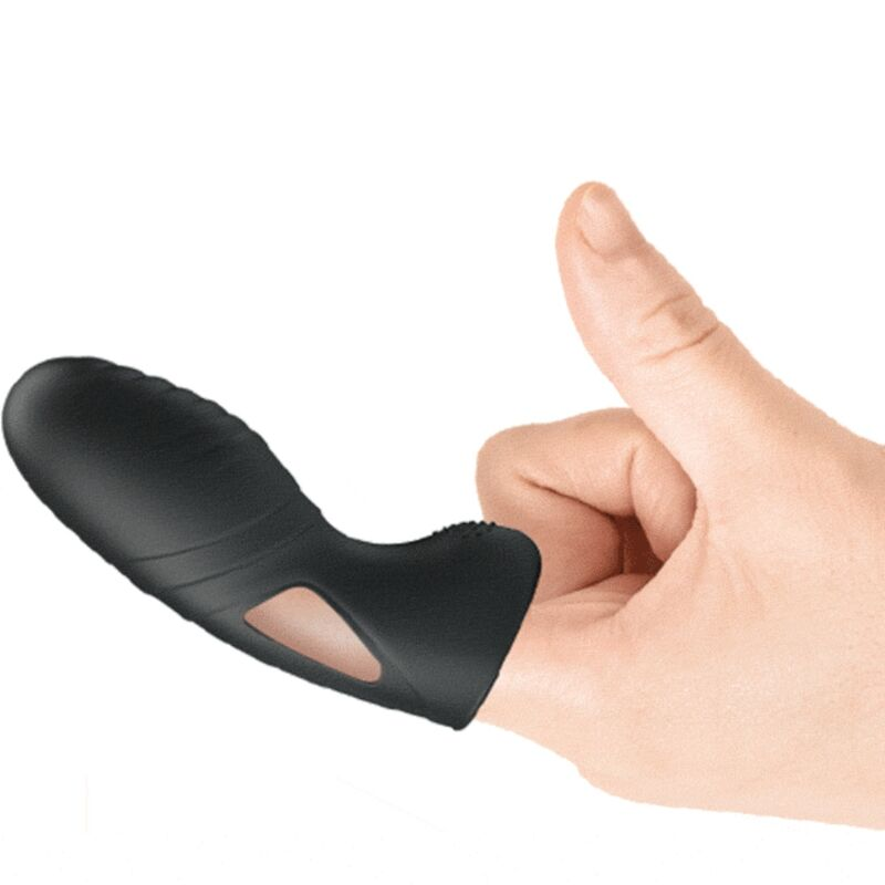 Una mano con una funda de silicona negra para el dedo sobre un fondo blanco.