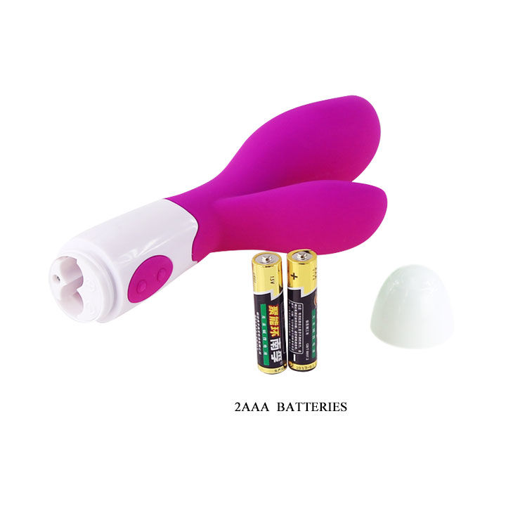 Ein rosa Massagegerät mit zwei Köpfen, weißem Griff, zwei AAA-Batterien und weißer Kappe vor weißem Hintergrund.