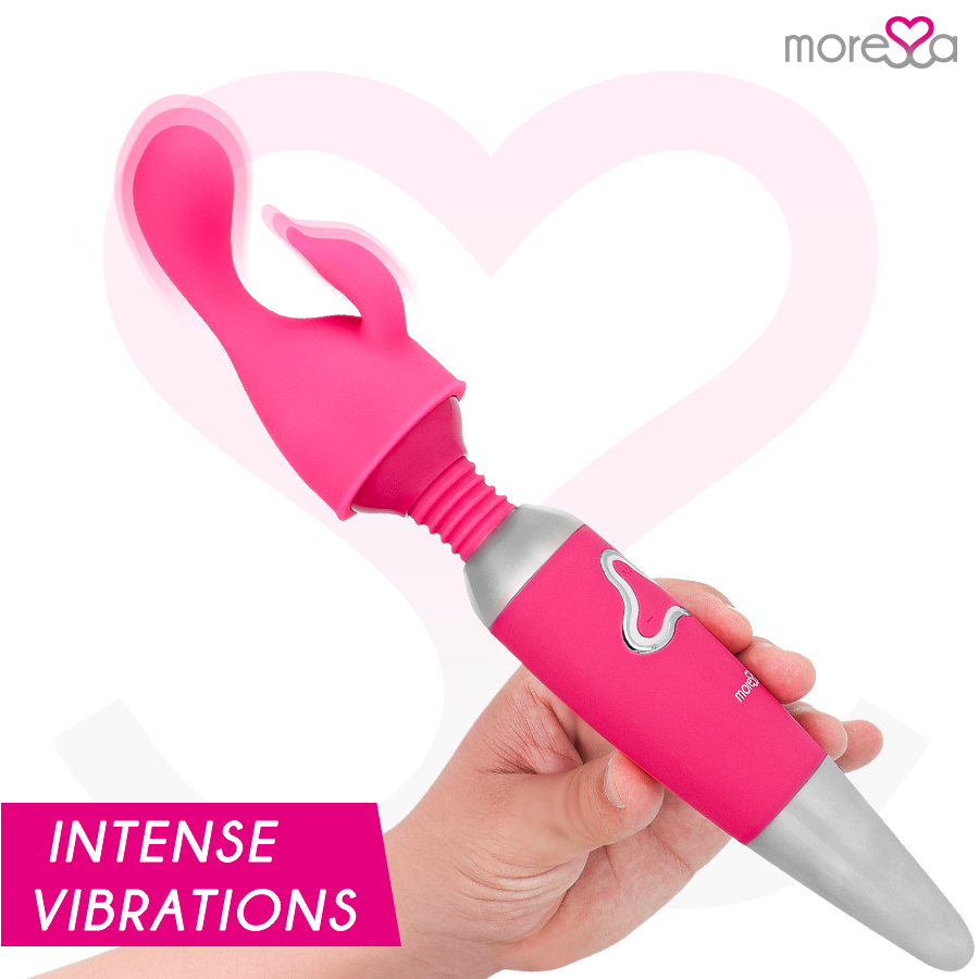 Una mano sostiene un dildo vibrante rosa sobre un fondo claro con un símbolo de corazón.