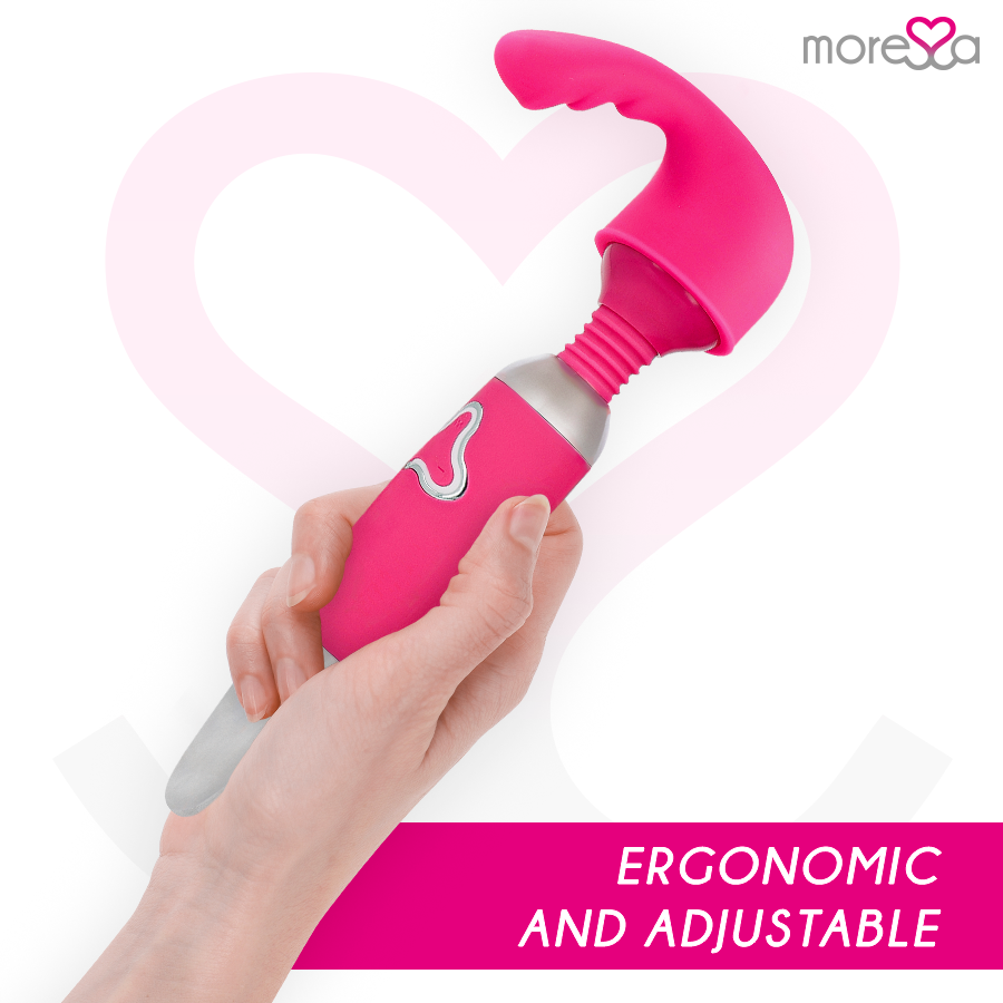 Una mano sostiene un vibrador ergonómico rosa contra un fondo blanco con un corazón rosa pálido.