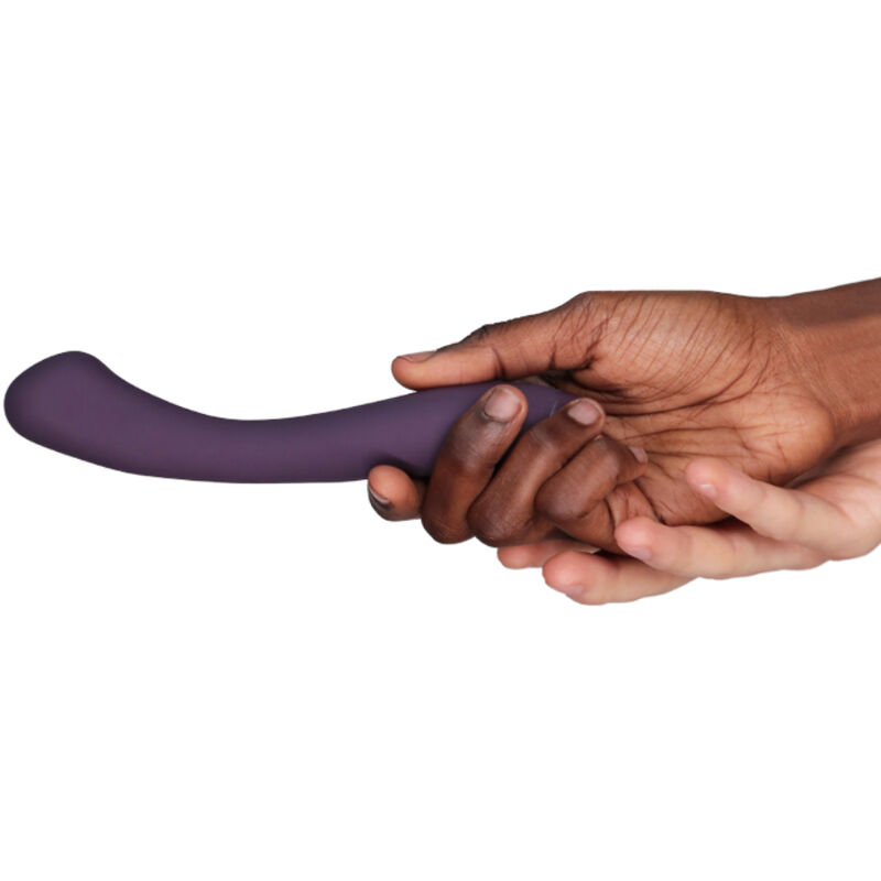 Zwei Hände halten gemeinsam einen geschwungenen, violetten Vibrator vor weißem Hintergrund.