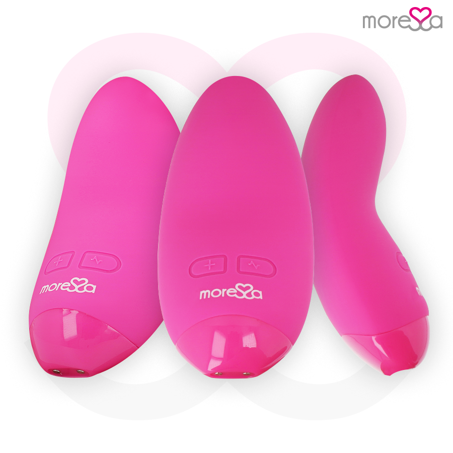 Tres juguetes sexuales ergonómicos de color rosa con botones de control y el logotipo de Moresza sobre fondo blanco.