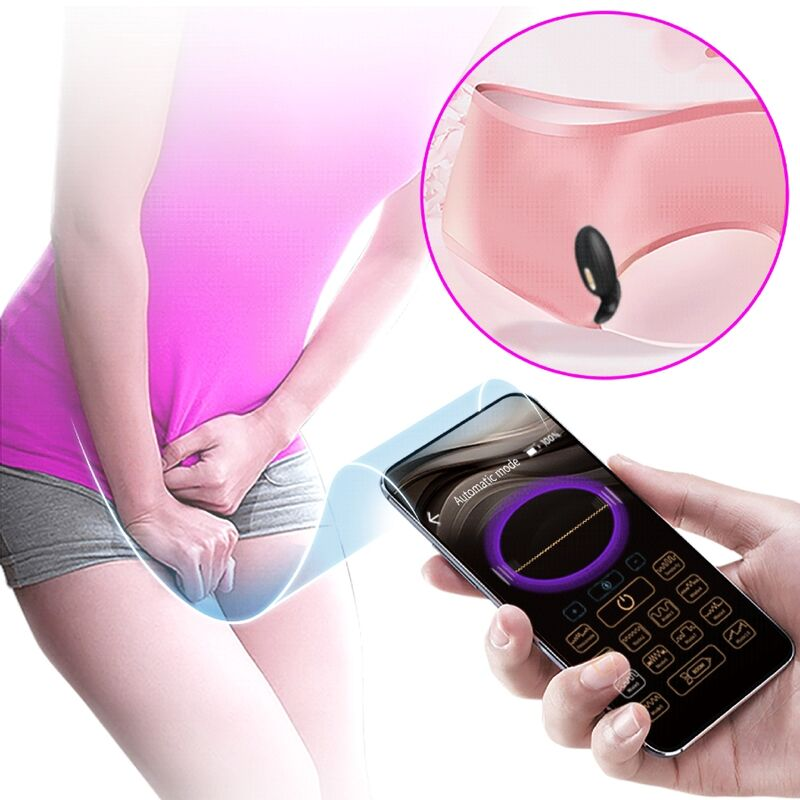 Una persona sostiene un teléfono con una aplicación, junto a una mujer con top rosa y un inserto de ropa interior rosa.