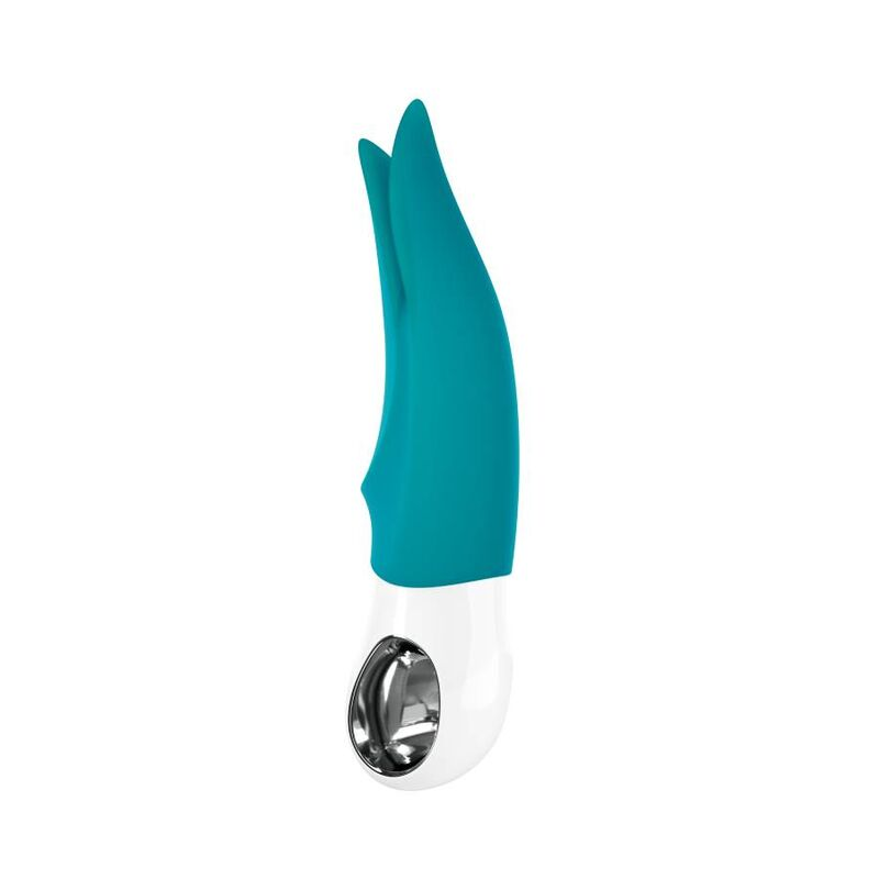 Un juguete sexual curvo de color turquesa con mango blanco y elemento metálico brillante sobre fondo blanco.