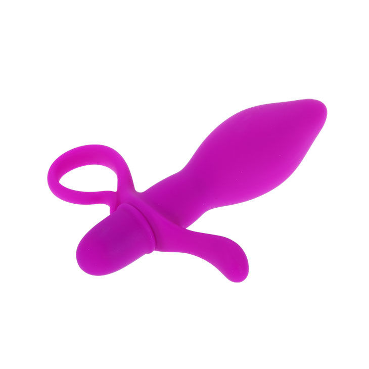 Un juguete sexual de silicona de color rosa con diseño ergonómico, anillo y accesorios sobre fondo blanco.