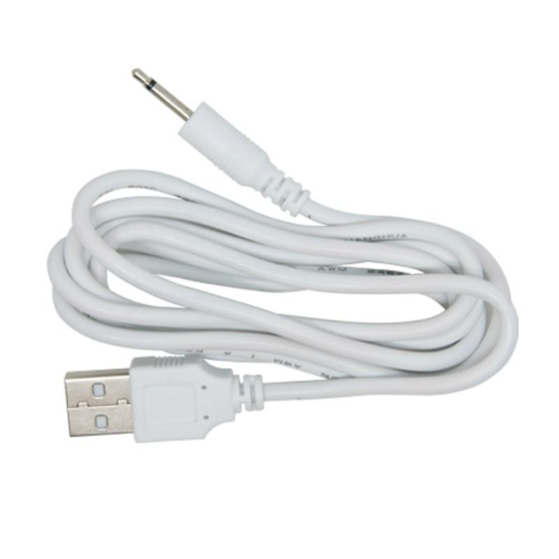 Ein weißes Kabel mit einem USB-A-Anschluss an einem Ende und einer 3,5-mm-Klinke am anderen auf weißem Hintergrund.