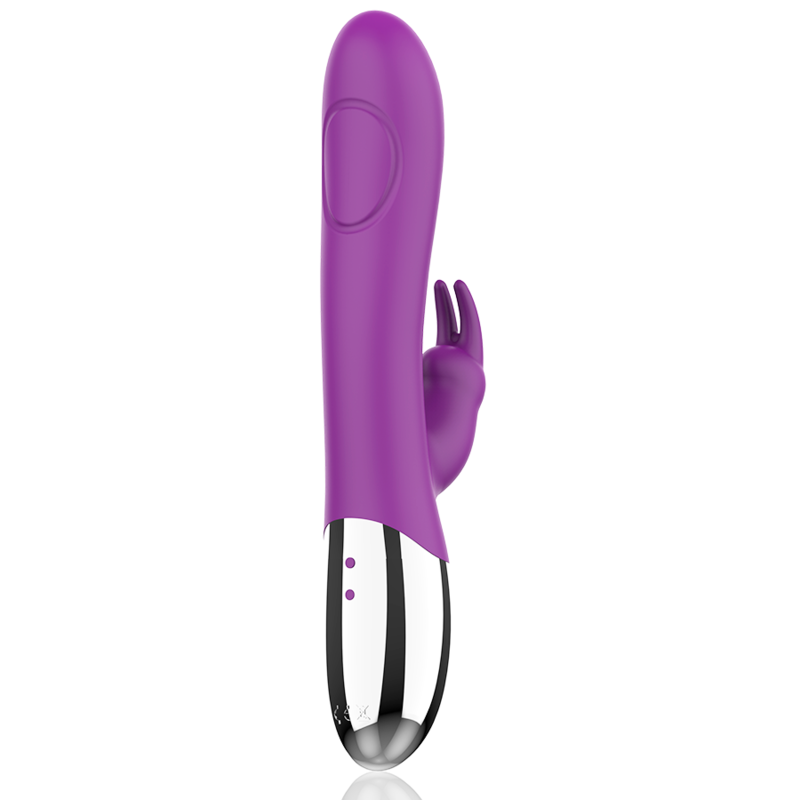 Un vibrador morado con base plateada y accesorio lateral sobre fondo blanco.