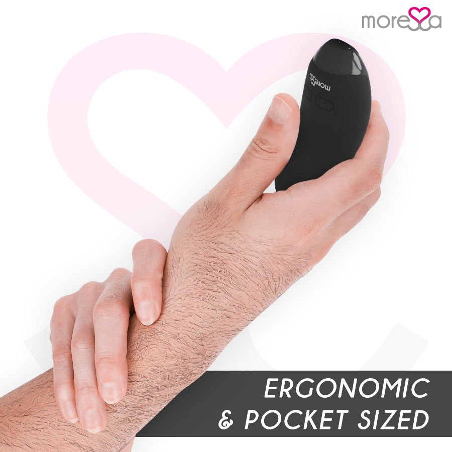 Eine Hand hält ein schwarzes, ergonomisches Taschengerät vor weißem Hintergrund mit rosa Herzumriss.