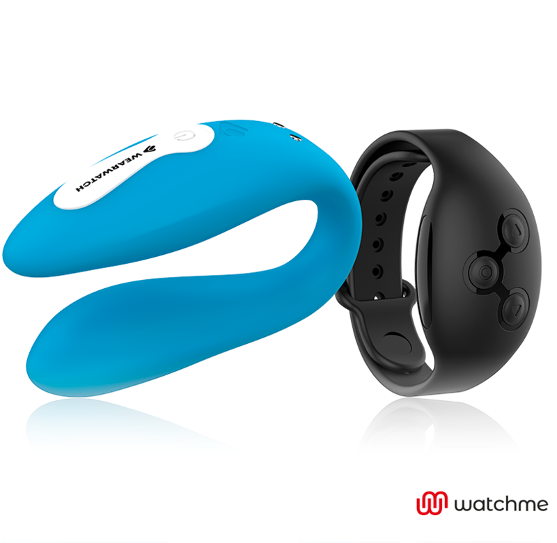 Un dispositivo de silicona curvado azul junto a una pulsera de control remoto negra sobre fondo blanco.
