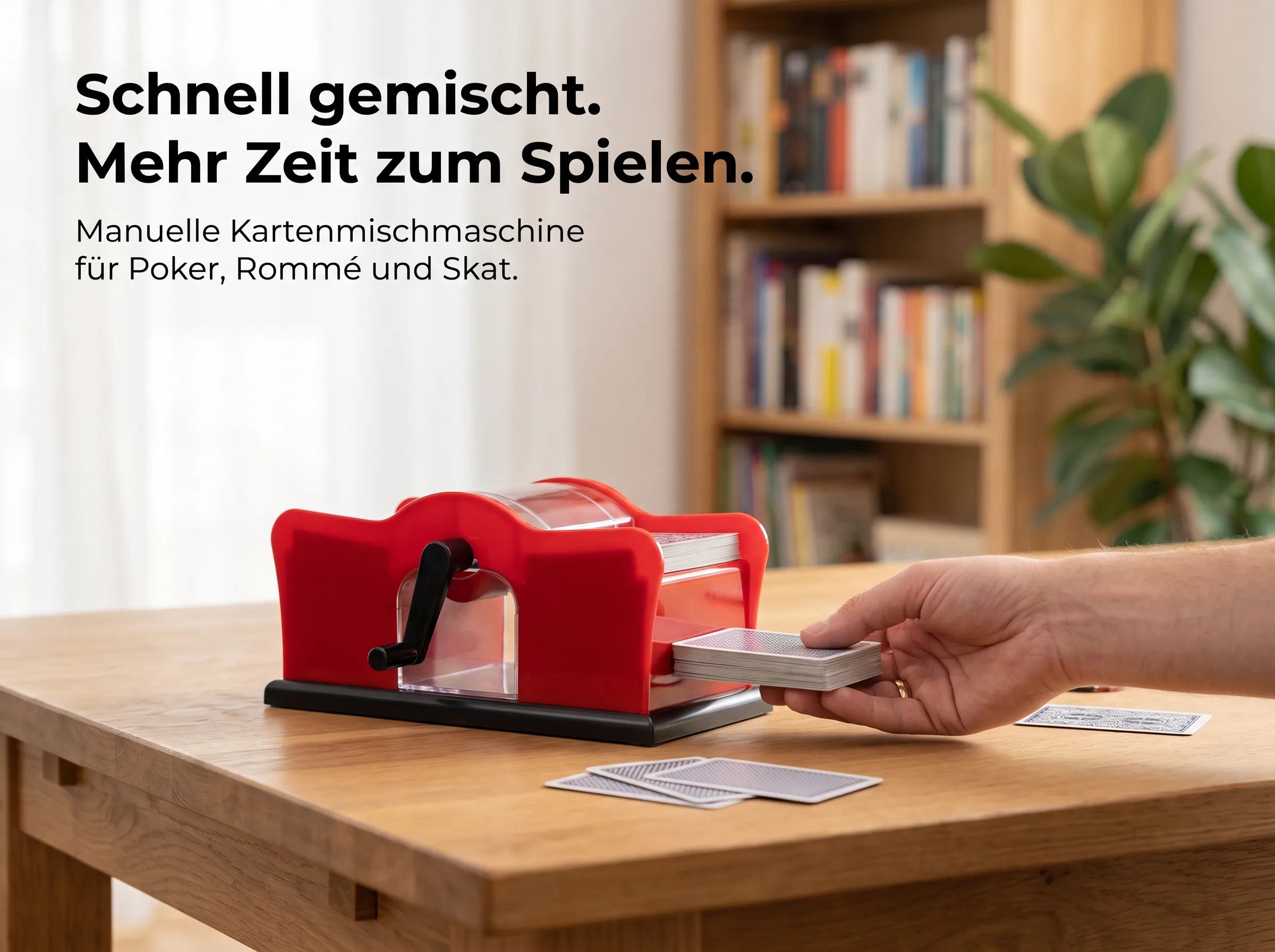 Eine Hand nimmt einen Kartenstapel von einer roten manuellen Kartenmischmaschine auf einem Holztisch.