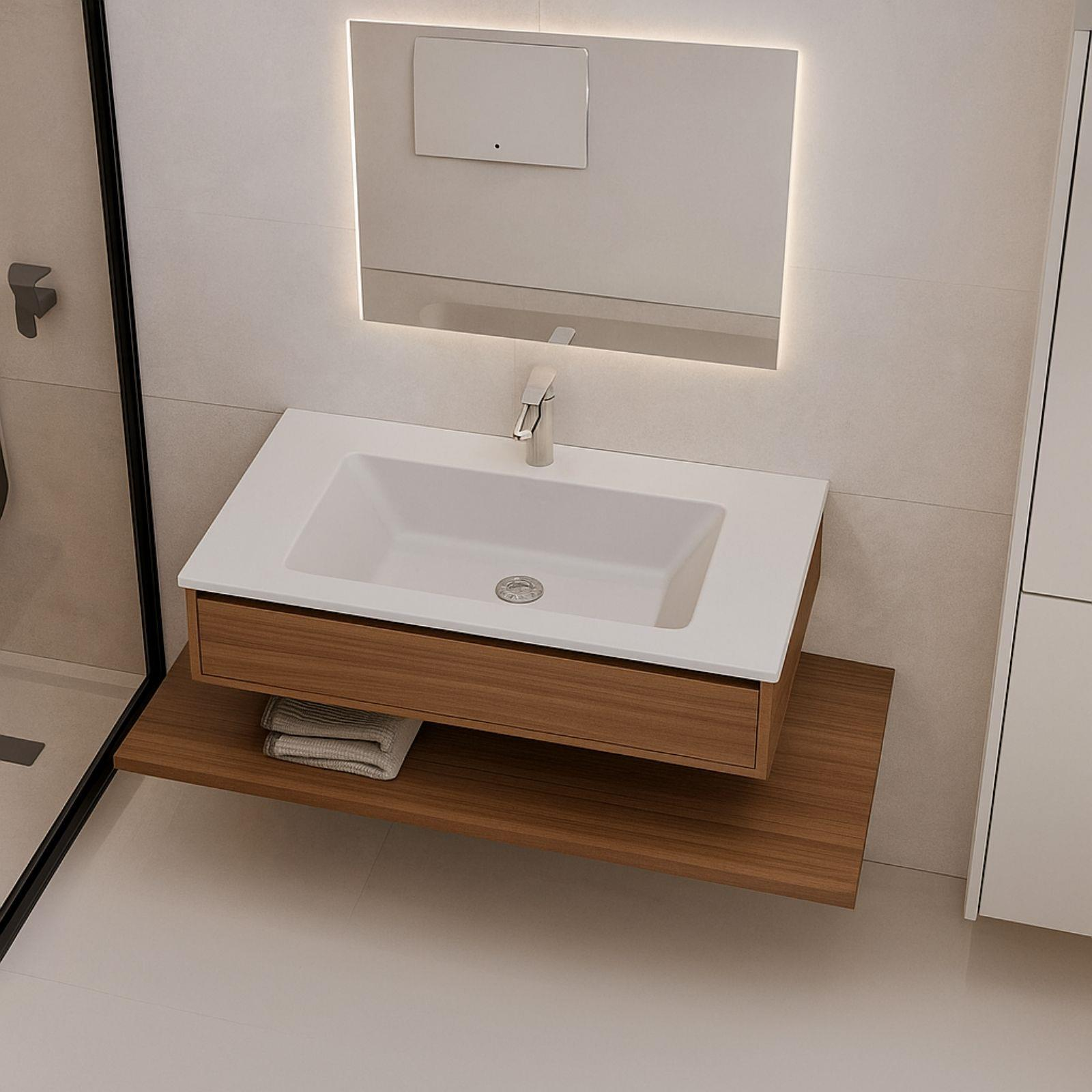 Aydınlatmalı aynaya ve ahşap dolaba sahip modern beyaz lavabo, aydınlık bir banyo.