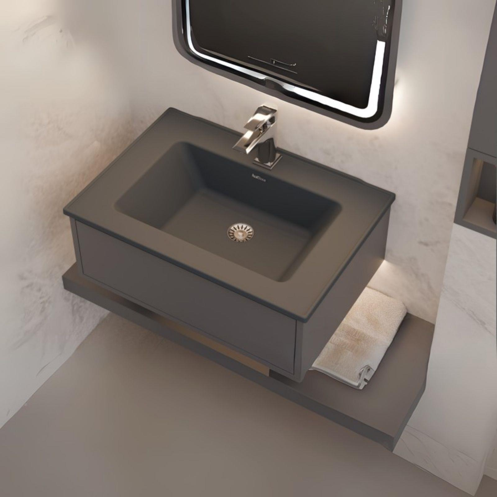 Krom bataryalı, aydınlatmalı aynalı ve rafta havlulu modern gri lavabo ünitesi.