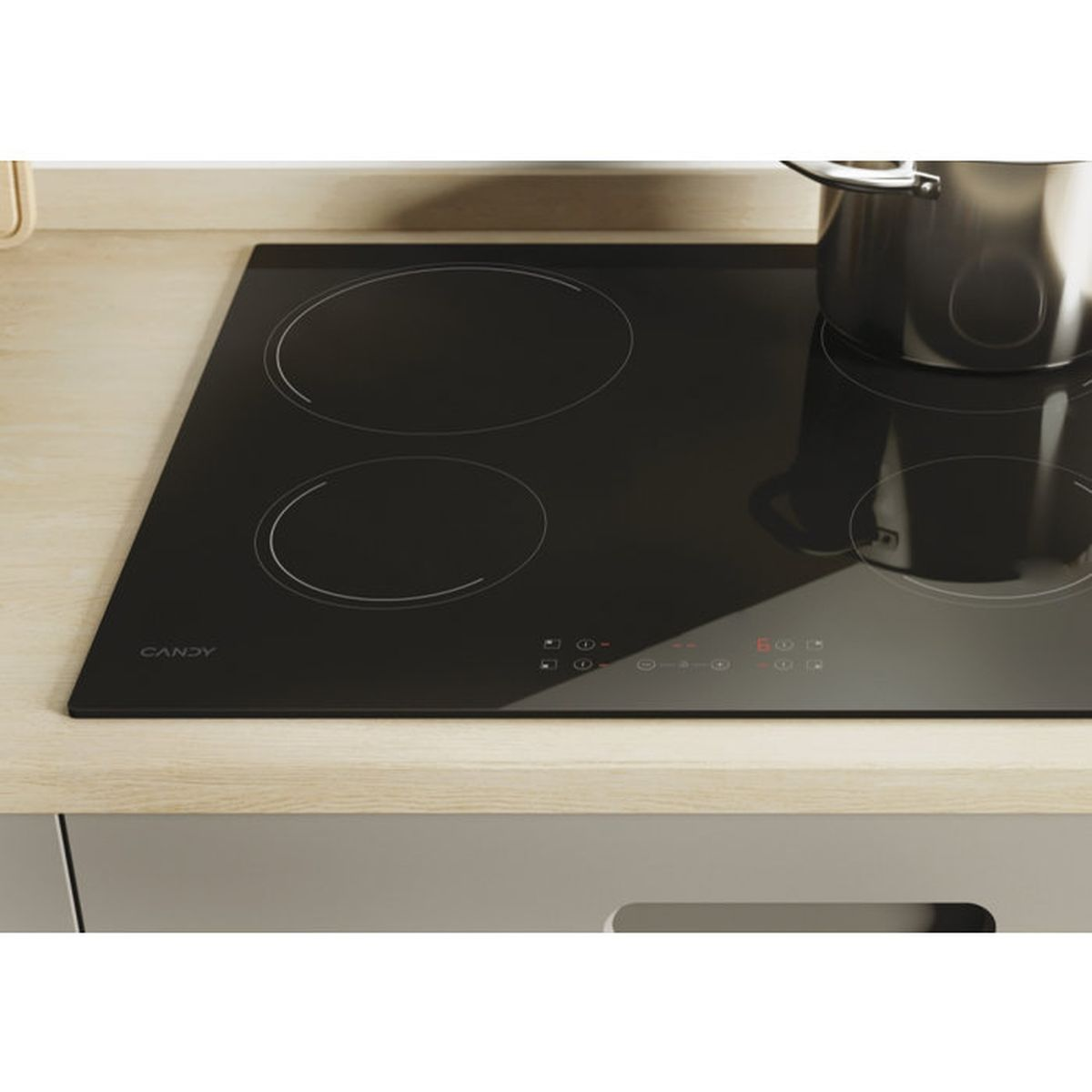 Placa de inducción Candy negra sobre encimera de madera con olla de acero inoxidable.