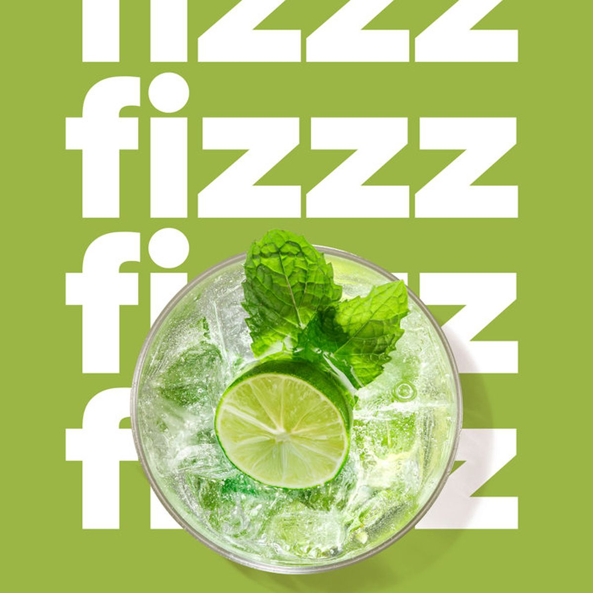 Vista dall'alto di un mojito con lime e menta su sfondo verde e la scritta fizz.