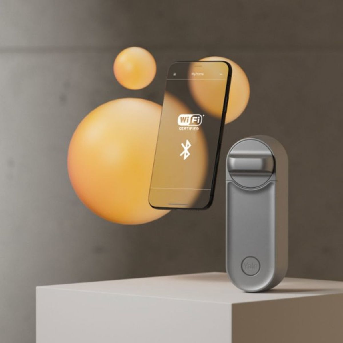 Uno smartphone con icone Wi-Fi e Bluetooth fluttua vicino a una serratura Yale grigia e sfere arancioni.