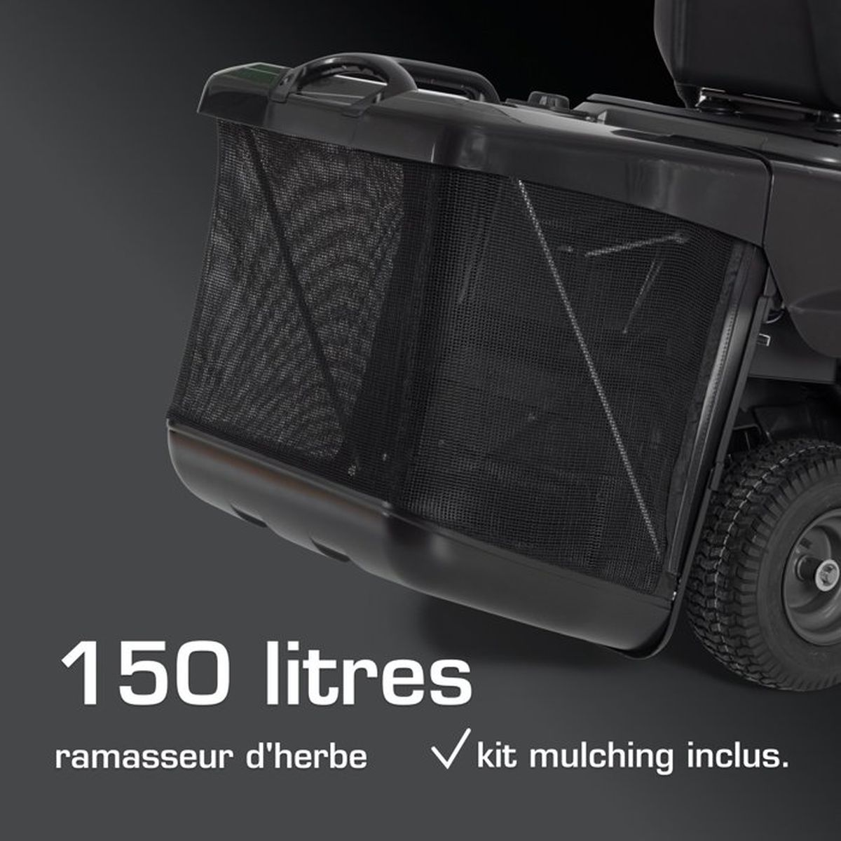Ein schwarzer 150-Liter-Grasfänger an einem Rasentraktor mit Mulchkit.