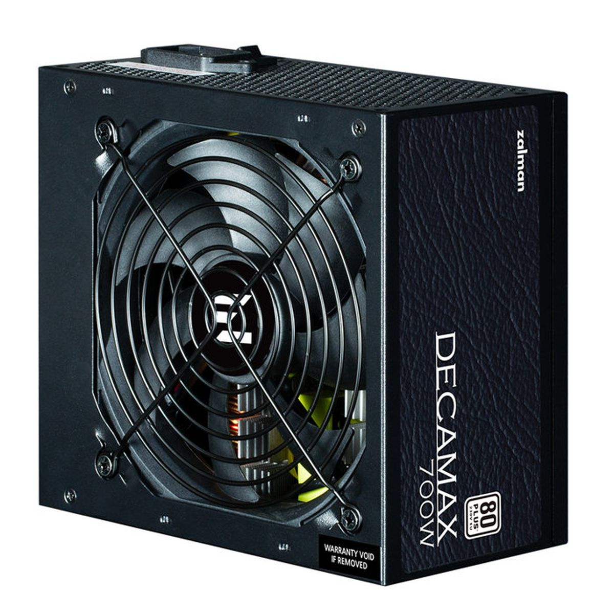 Una fuente de alimentación negra Zalman Decamax 700W con un ventilador grande y panel lateral texturizado.