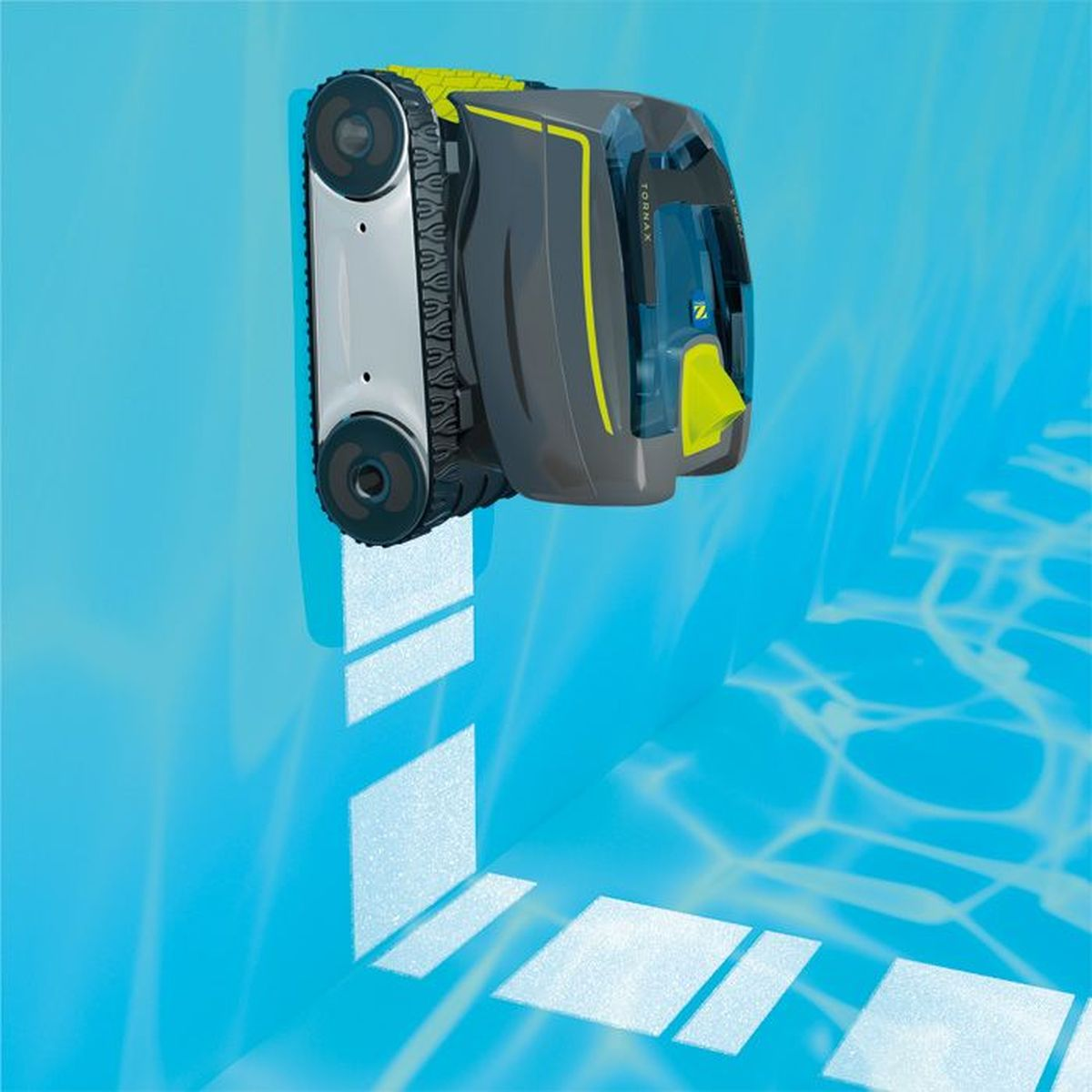 Ein grauer und blauer Poolroboter klettert an einer blauen Poolwand hoch und hinterlässt eine saubere Spur.